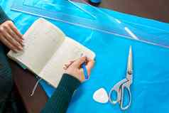 裁缝写措施笔记本裁缝创建集合服装年轻的女人设计师使笔记的想法笔记本