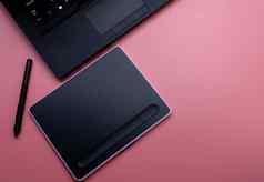 前视图黑色的笔鼠标数字平板电脑移动PC图形设计工作粉红色的背景视图笔图形平板电脑小工具图形设计师蓝牙无线设备