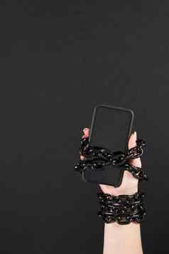 铁链关系手智能手机概念社会媒体互联网上瘾黑色的背景