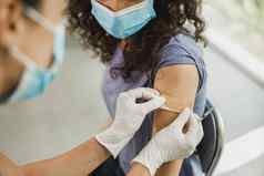 少年疫苗接种由于科维德流感大流行