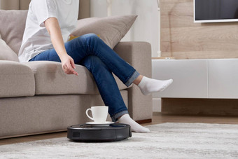 机器人真空更清洁的把杯咖啡女人休息沙发