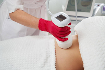 专业美容师执行射频提升过程胃女人