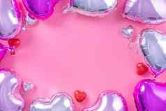情人节一天最小的设计概念美丽的真正的心形状箔气球孤立的苍白的粉红色的背景前视图平躺开销摄影