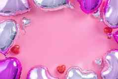 情人节一天最小的设计概念美丽的真正的心形状箔气球孤立的苍白的粉红色的背景前视图平躺开销摄影