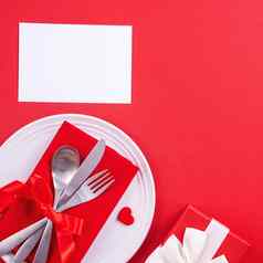 情人节一天餐设计概念浪漫的板菜集孤立的红色的背景餐厅假期庆祝活动促销活动前视图平躺