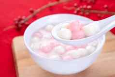 唐元汤圆美味的红色的白色大米饺子球小碗红色的背景亚洲节日食物中国人冬天冬至节日关闭