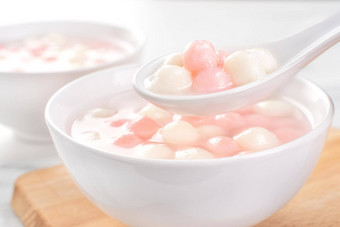 美味的唐元红色的白色大米饺子球小碗亚洲传统的节日食物中国人冬天冬至节日关闭
