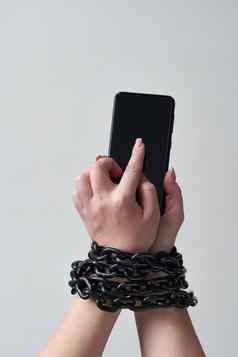 铁链关系手智能手机概念社会媒体互联网上瘾灰色的背景