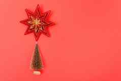 圣诞节假期主题小圣诞节树开始装饰红色的背景