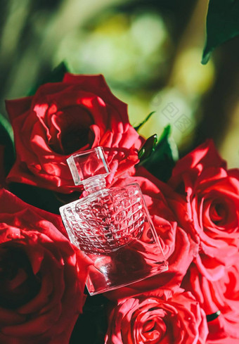 香水花束红色的玫瑰香水奢侈品礼物美平铺背景化妆品产品