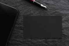 空白黑色的业务卡模型古董笔黑暗背景奢侈品品牌企业身份设计