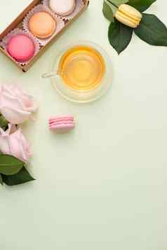 法国蛋白杏仁饼组合成的甜蜜的马卡龙盒子花束粉红色的玫瑰表格
