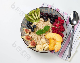 煮熟的<strong>燕麦片水果</strong>轮板白色表格健康的早餐