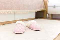 卧室现代风格粉红色的舒适的软拖鞋地板上