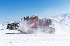 雪地履带式车辆坡高山