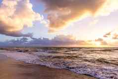 美丽的云海岸线背景激烈的橙色日落天空令人惊异的日出海滩迈阿密神奇的景观太阳设置地平线多云的一天