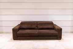 现代棕色（的）纺织沙发上复制空间
