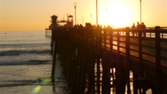 人走木码头加州美国海滨海滨假期旅游度假胜地
