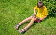 青春期前男孩阅读电子书取样草