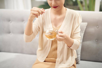 人饮料休闲概念快乐年轻的女人杯茶首页