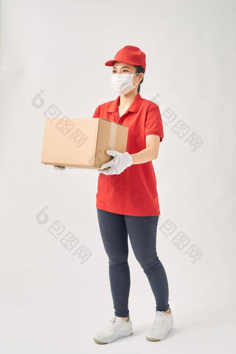 穿制服的快递穿医疗橡胶手套医疗面具持有<strong>纸盒子</strong>食物白色背景