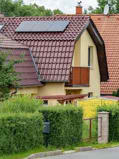 可再生能源太阳现代房子太阳能面板