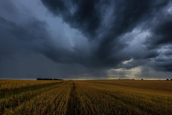 黑暗风暴云农业场秋天即将到来的风暴飓风雷雨