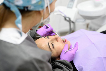 牙医保健师使口服卫生清洁牙科年轻的女人专业电设备牙科钻机刷牙齿牙科