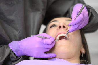 牙<strong>医保</strong>健师使口服卫生清洁牙科年轻的女人专业电设备牙科钻机刷牙齿牙科