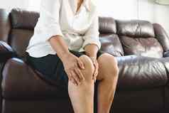 高级女人痛苦膝盖疼痛首页健康问题概念