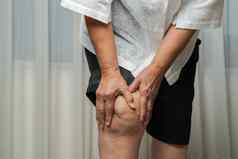 高级女人痛苦膝盖疼痛首页健康问题概念