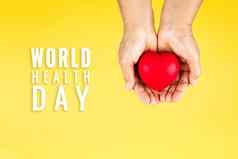 世界健康一天概念医疗保健医疗保险红色的心高级女人的手支持