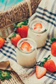 草莓酸奶健康的食物草莓酸奶早餐表格