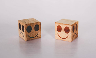 面部多维数据集木块情感表达式真诚坦率比喻桌子上象征积极的微笑快乐概念负虚假的不开心