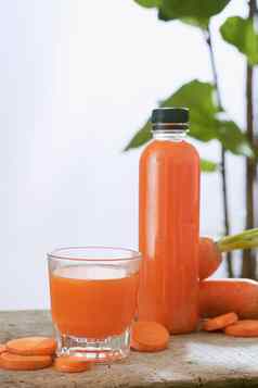 新鲜的自然胡萝卜汁表格健康的喝