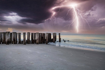 闪电风暴海洋港口皇家海滩