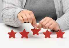 客户经验反馈概念红色的星星评级优秀的服务女手满足白色表格