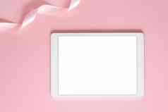 iPad为平板电脑白色屏幕粉红色的颜色背景平铺办公室背景