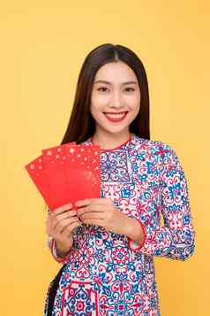 漂亮的微笑越南女人红色的信封孤立的黄色的背景