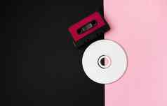 黑色的音频盒式磁带白色阀瓣pink-black背景前视图平躺