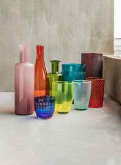 玻璃Jar玻璃杯表面反射粉红色的表格布