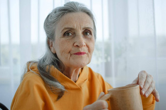 梦幻<strong>偏</strong>心中间岁的女人坐着杯黑色的茶咖啡相机和<strong>平</strong>成熟的夫人享受压力<strong>平</strong>静积极的消遣首页快乐退休