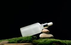 白色玻璃瓶吸管站绿色莫斯黑色的背景化妆品水疗中心品牌包装过来这里血清广告产品促销活动模拟