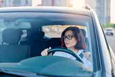 中年女人司机眼镜女开车车