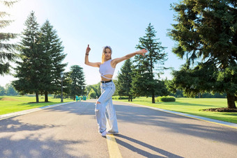 跳<strong>舞</strong>年轻的女少年路公园阳光明媚的夏天一天