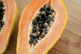 新鲜的有机成熟的木瓜水果减少一半木董事会异国情调的水果健康的吃概念