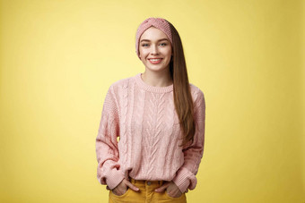 迷人的友好的年轻的女孩针织毛衣头巾持有手口袋微笑积极的动机实现目标伟大的一天摆姿势积极的黄色的背景