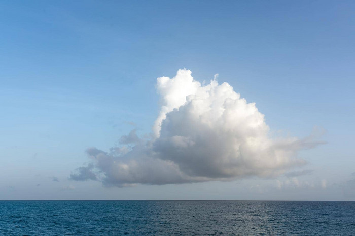 大白色云蓝色的天空海景观云海洋水全景地平