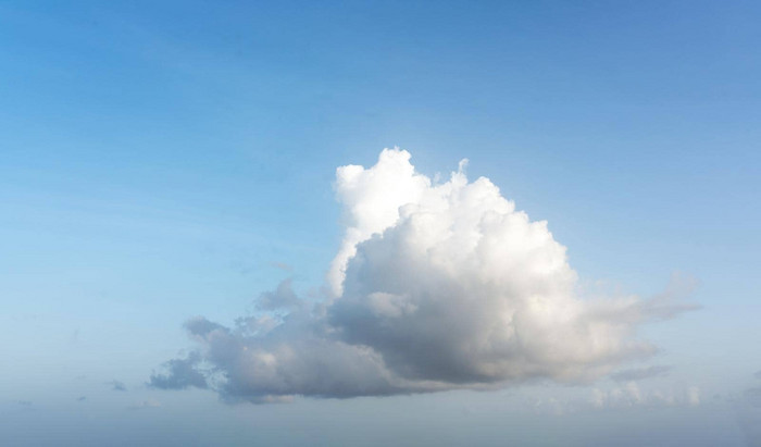 大白色云蓝色的天空海景观云海洋水全景地平