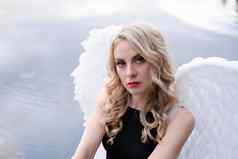 下降天使女孩黑色的白色天使翅膀